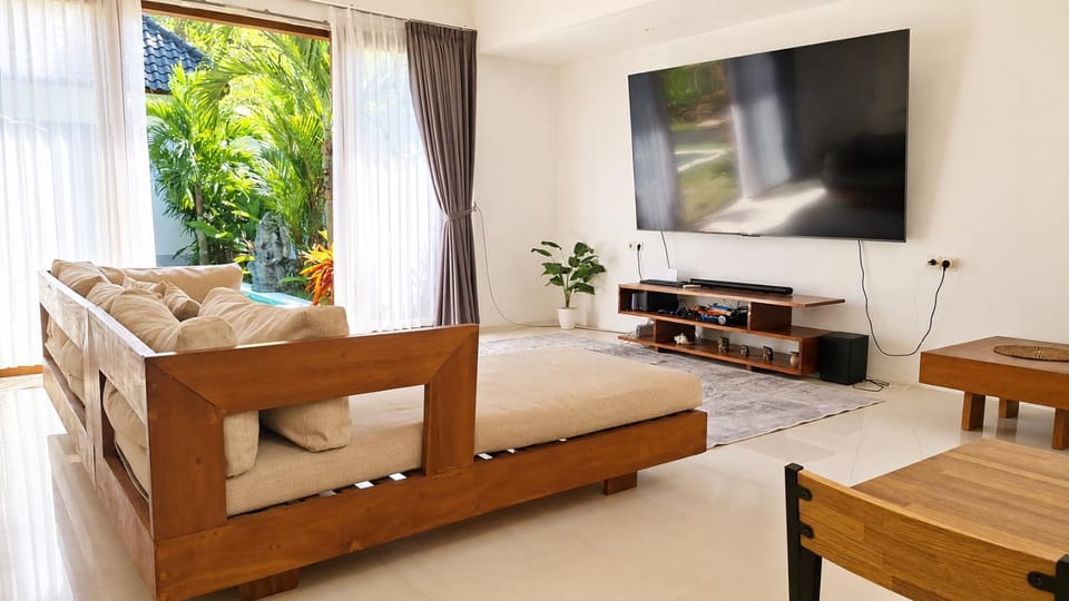 TV and multimedia, Living room, Seating area, Evening entertainment