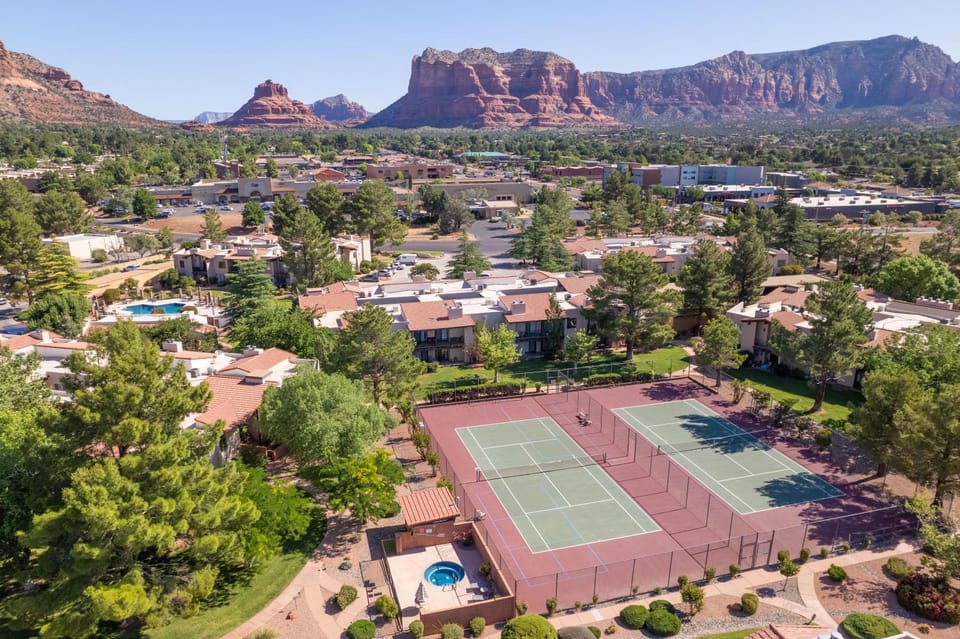 Property building, Hot Tub, Tennis court, Tennis court, Mountain view