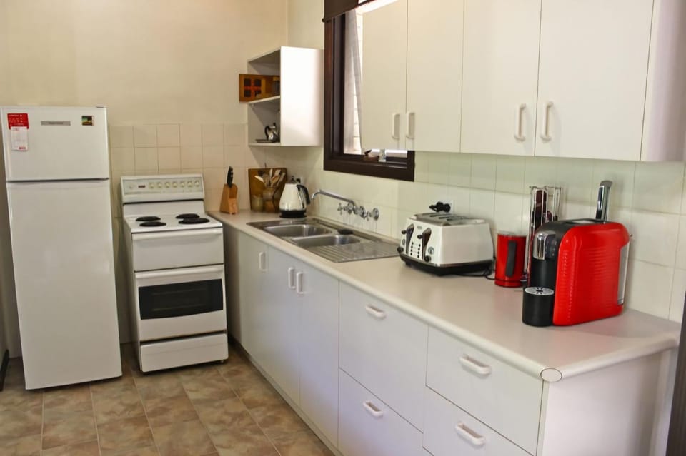 Coffee/tea facilities, Kitchen or kitchenette, heating, microwave, oven, pet friendly, stove, toaster, air conditioner