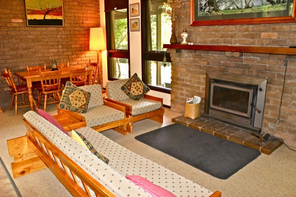 TV and multimedia, Living room, Seating area, fireplace