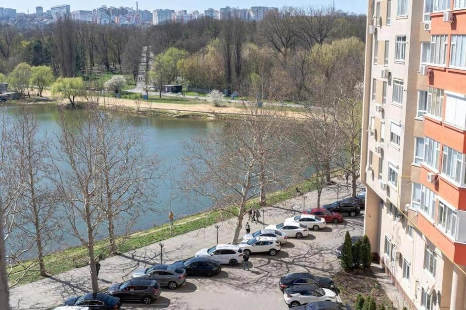 Большая двухкомнатная квартира у озера Apartment in Chișinău