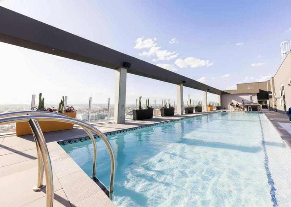 Boulevard Stays Highrise STU Sky Pool Parking Gym 22 Apartment in Phoenix
