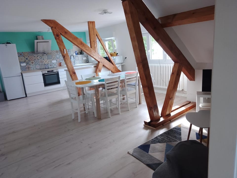 Kitchen or kitchenette, Dining area