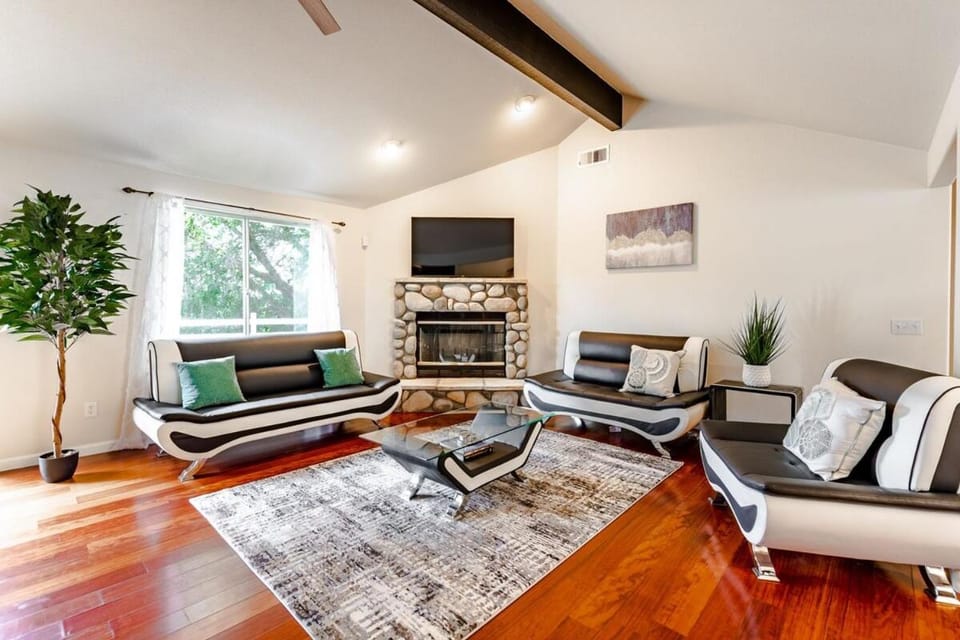 Communal lounge/ TV room, TV and multimedia, Living room, Seating area