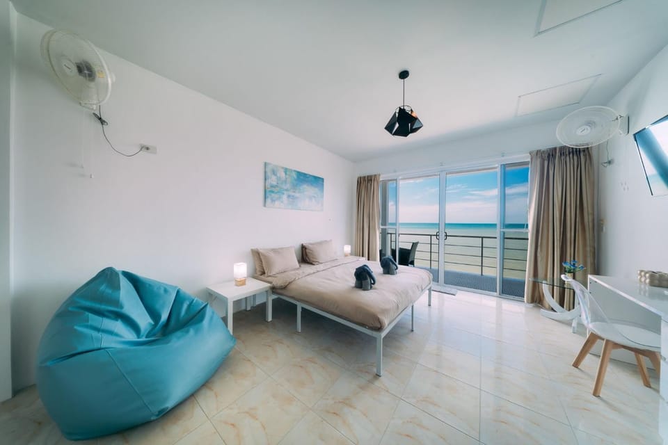 Bed, Living room, Bedroom