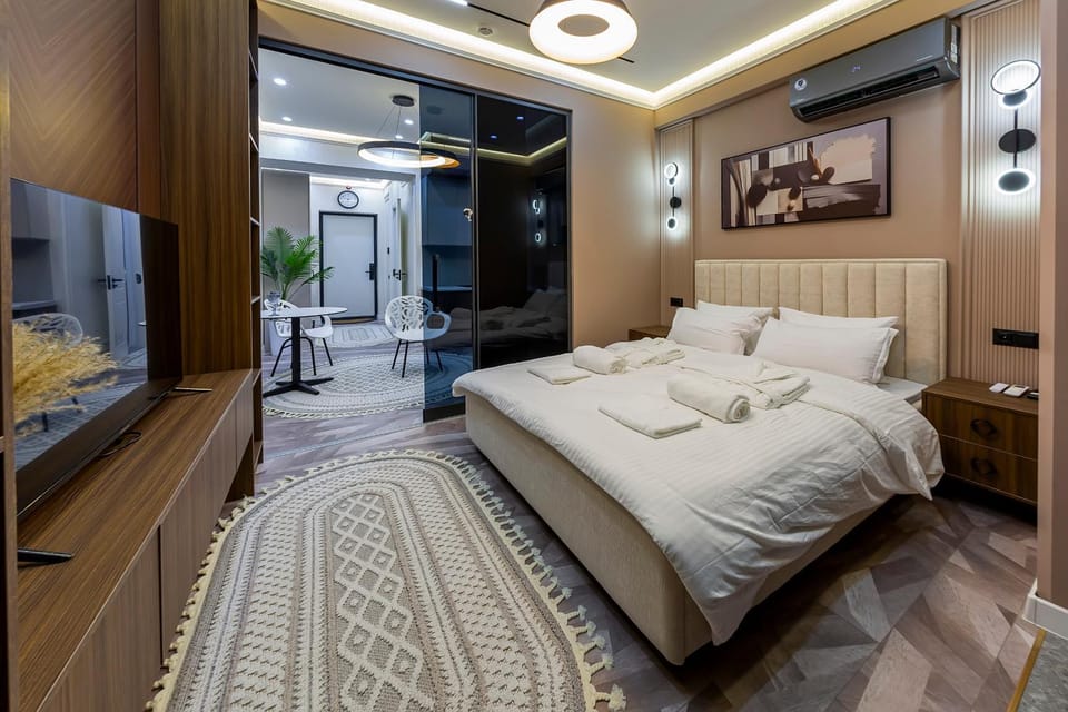 Bed, TV and multimedia, Photo of the whole room, Bedroom
