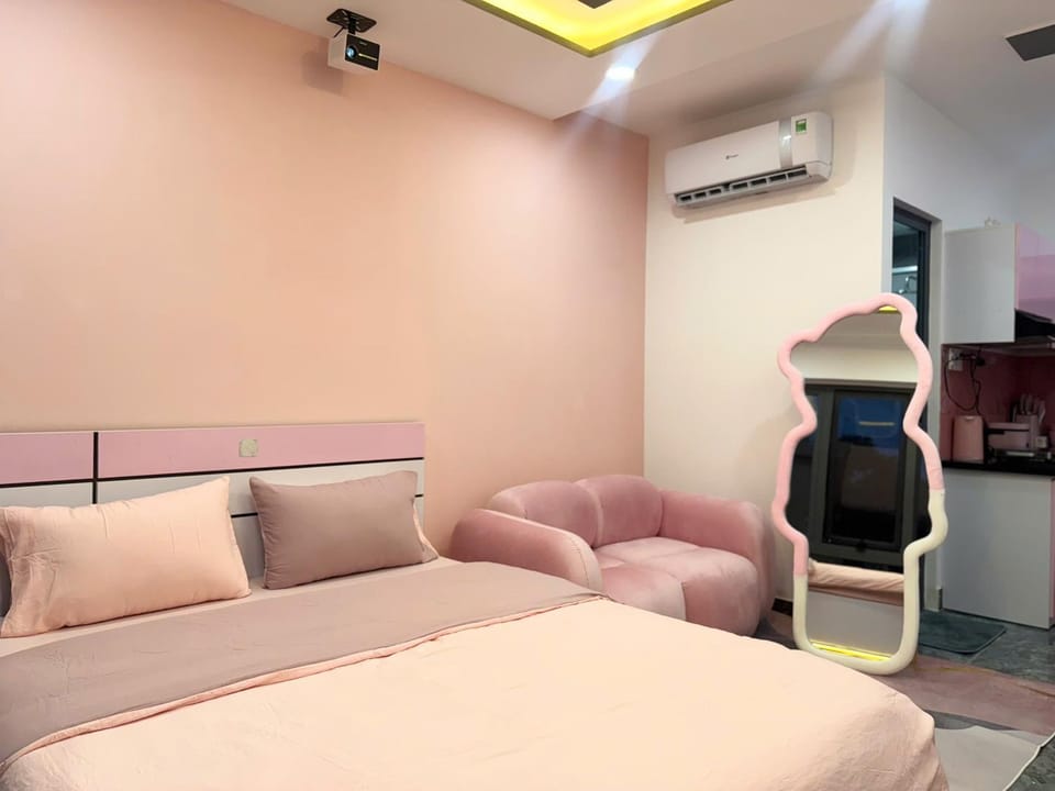 Bed, Living room, Photo of the whole room, Seating area