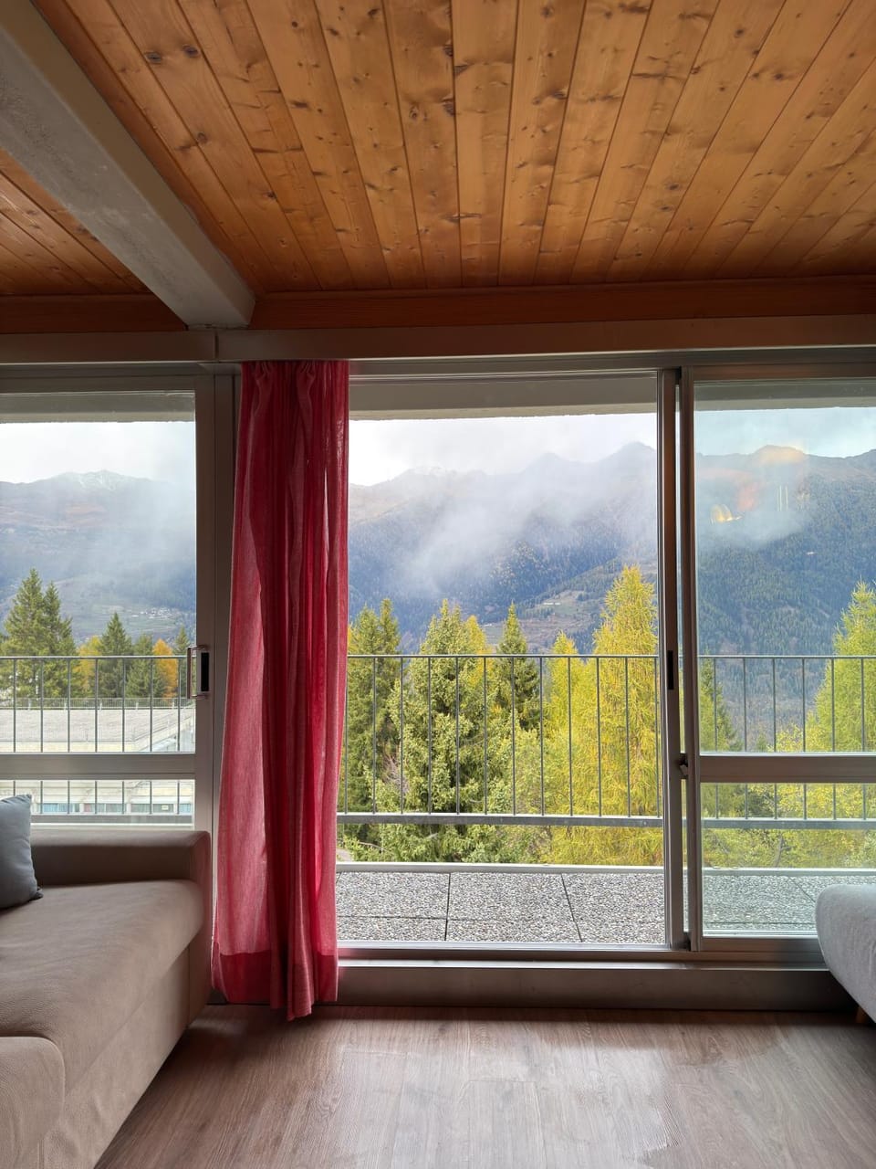 Balcony/Terrace, Living room, Mountain view