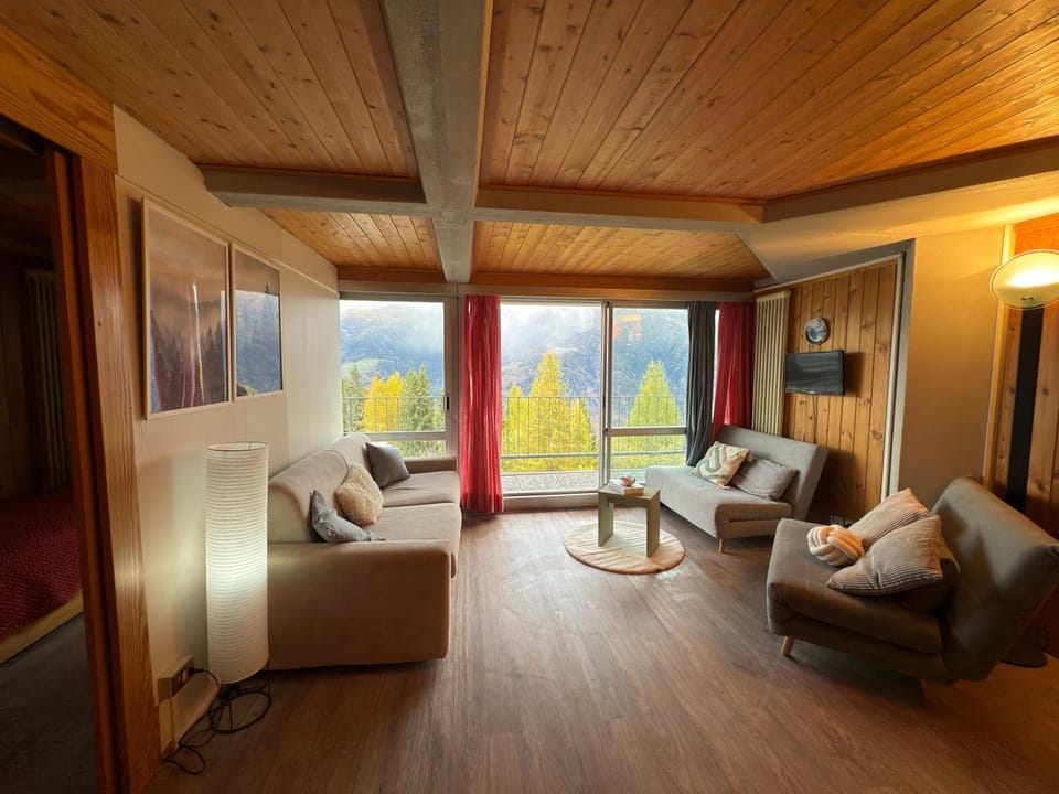 Communal lounge/ TV room, TV and multimedia, Living room