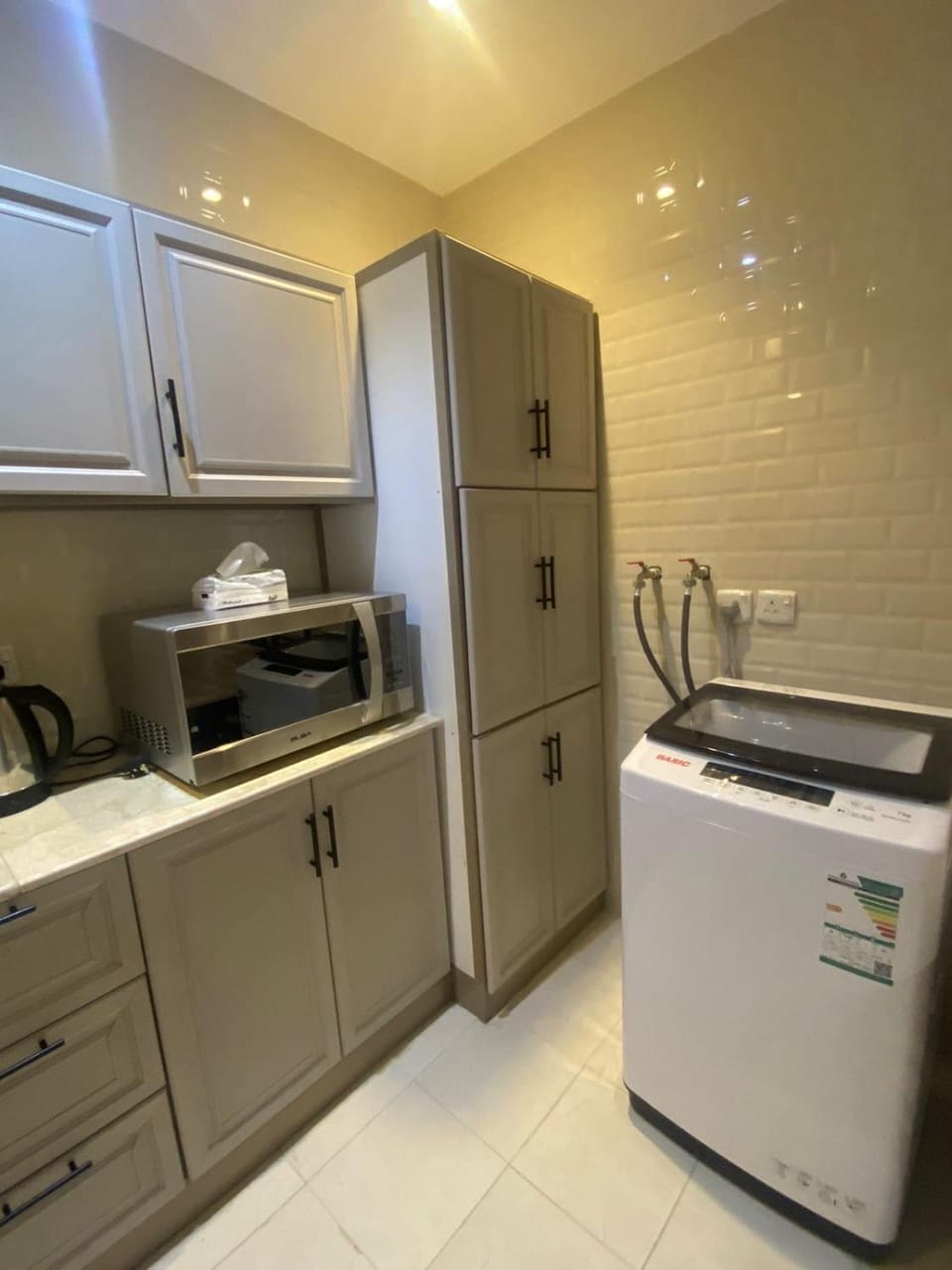 شقة راقية 3 غرف نوم وصالة ومطبخ وحمامين حي باقدو a1 Apartment in Medina