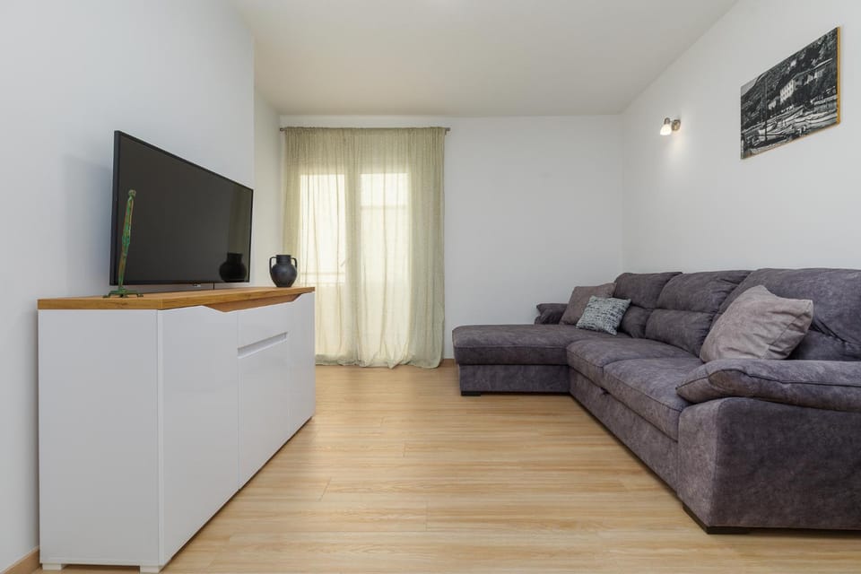 Communal lounge/ TV room, TV and multimedia, Living room, Seating area