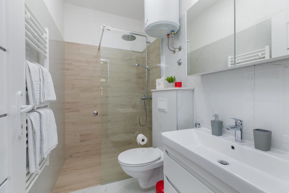 Shower, Toilet, Bathroom, Bath, towels