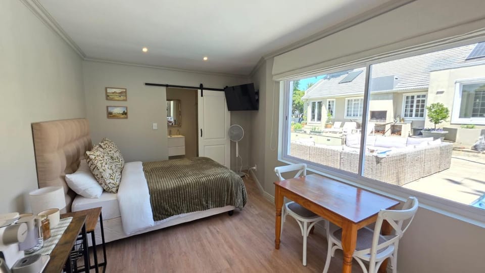 Bed, TV and multimedia, Dining area