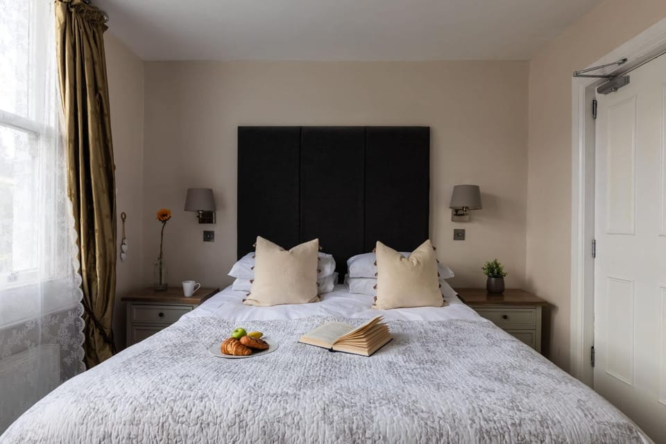 Stylish 4-Bedroom Townhouse in the Heart of Bath House in Bath