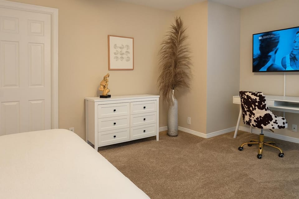 TV and multimedia, Photo of the whole room, Bedroom