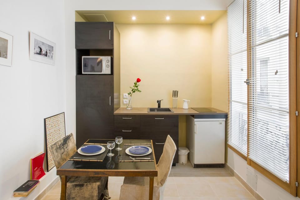 Kitchen or kitchenette, Seating area, Dining area