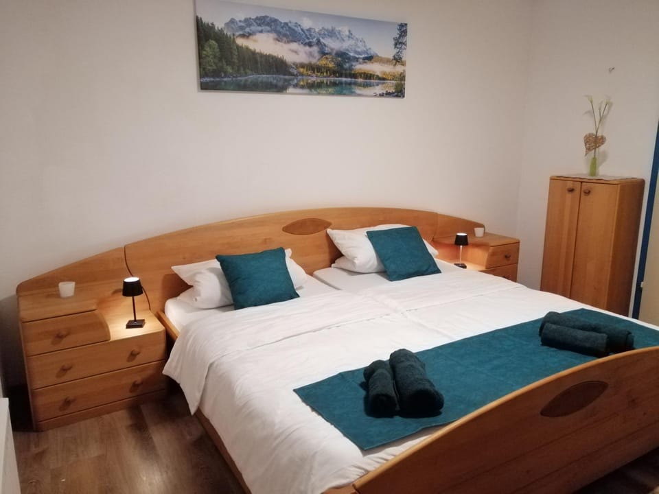 Bed, Photo of the whole room, Bedroom, towels