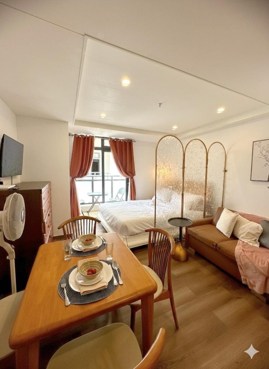 Bed, Living room, Seating area, Dining area