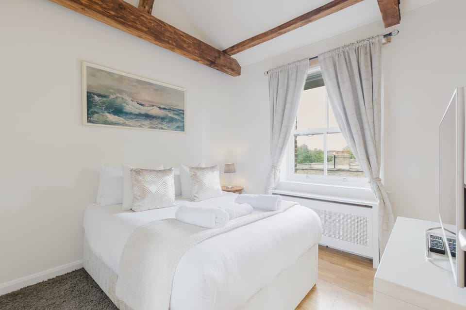 Bed, TV and multimedia, Photo of the whole room, Bedroom, towels