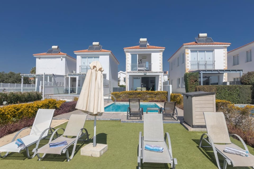 Property building, Garden, Swimming pool, sunbed