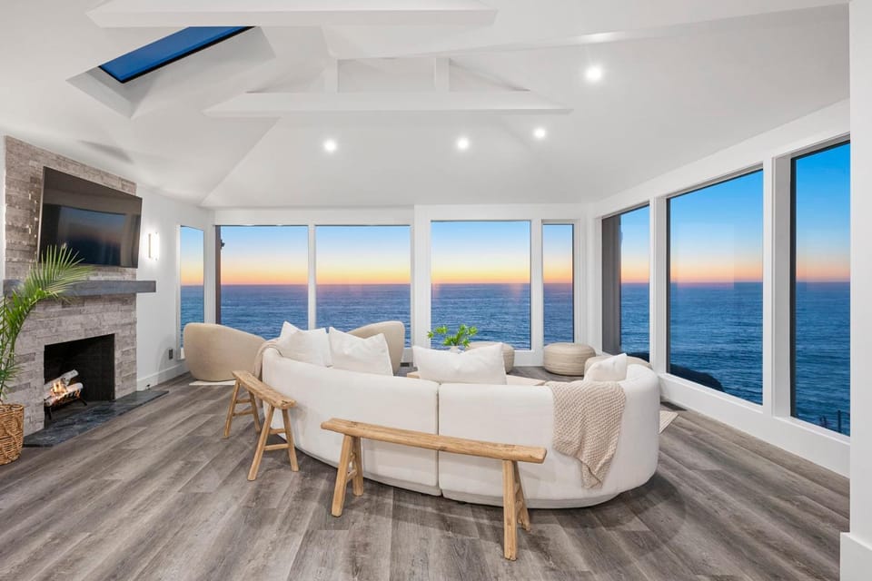 Distinguished Oceanfront Point Estate with Iconic Beach Mountain Vistas House in Montara