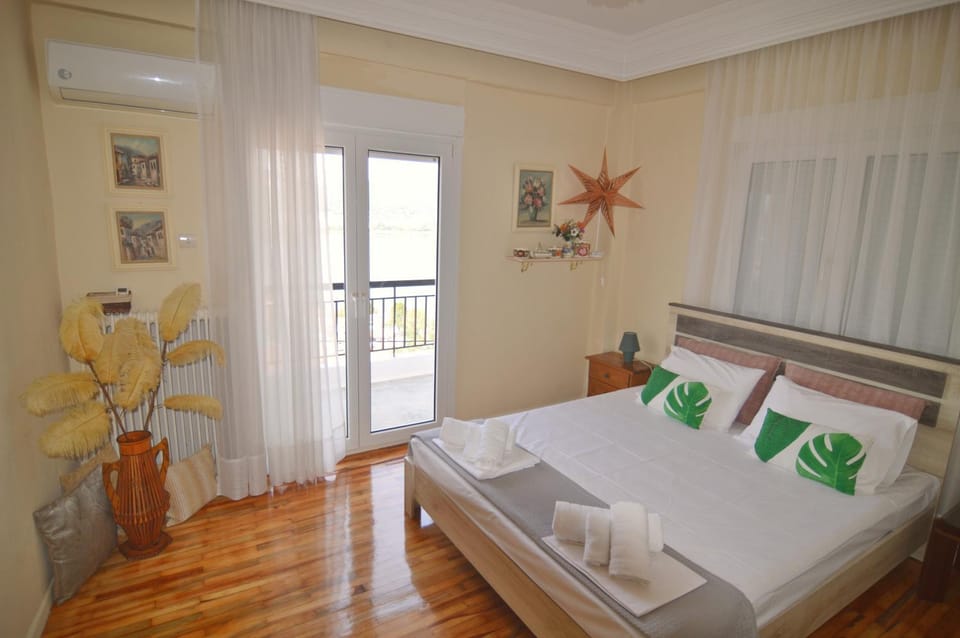 Bed, Photo of the whole room, Bedroom, towels, air conditioner