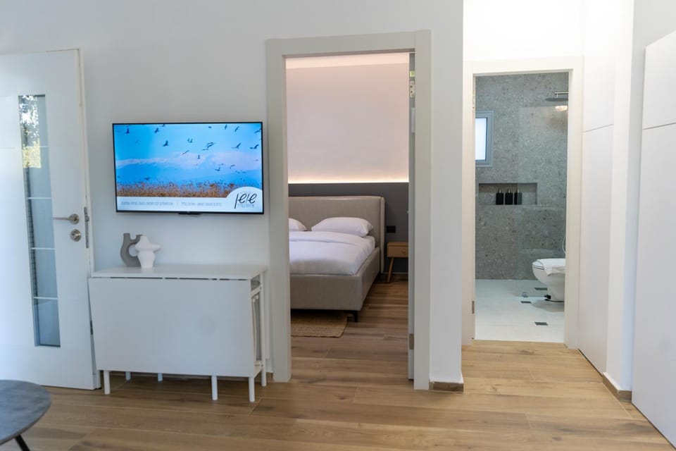 Toilet, Bed, Bathroom, TV and multimedia, Photo of the whole room, Bedroom, towels
