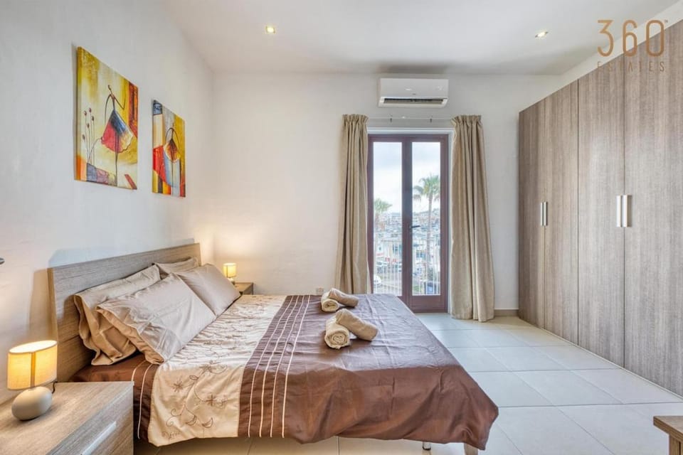 Bed, Photo of the whole room, Bedroom, towels, wardrobe, air conditioner