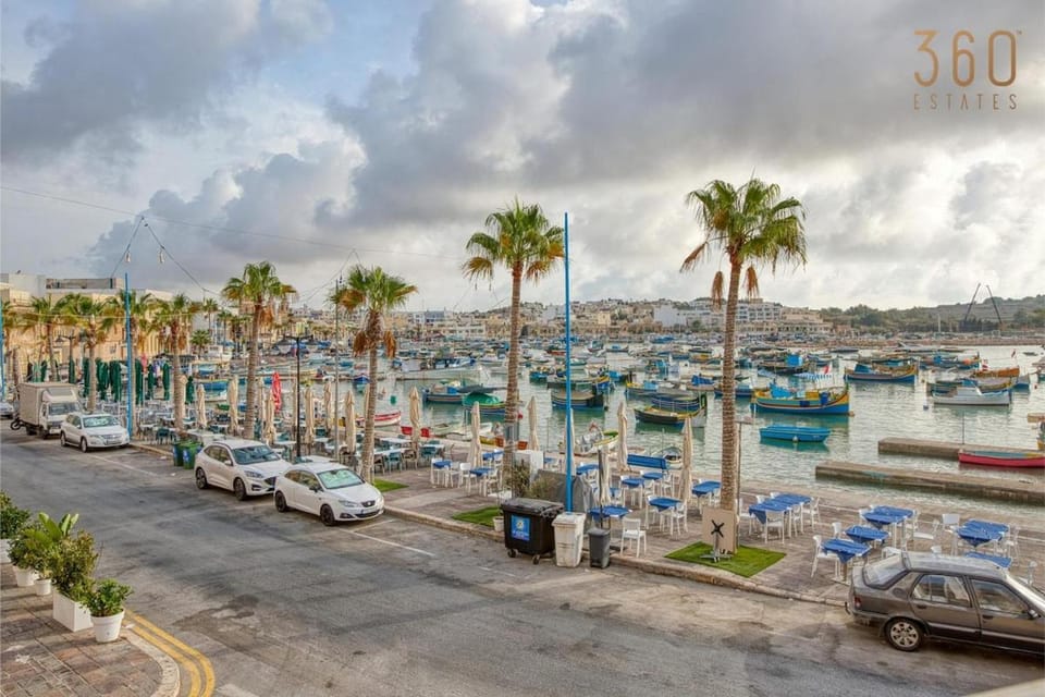 Day, Natural landscape, City view, Sea view, Location, Parking