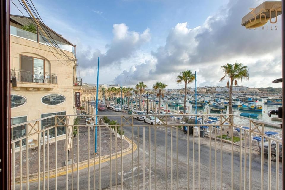 Property building, Natural landscape, City view, Sea view, Location, Parking