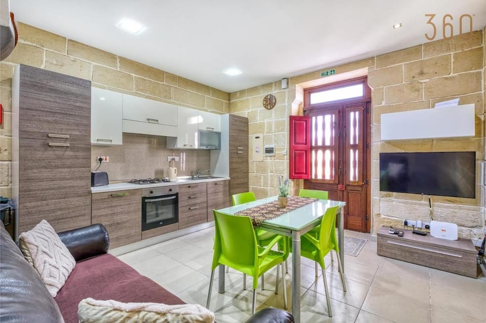 Communal lounge/ TV room, TV and multimedia, Kitchen or kitchenette, Living room, Seating area, Dining area, dishwasher, stove