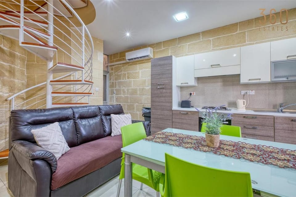 Kitchen or kitchenette, Living room, Dining area, minibar, pet friendly, stove, air conditioner