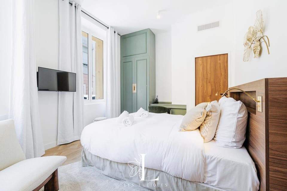 Bed, TV and multimedia, Photo of the whole room, Bedroom, towels, wardrobe, air conditioner