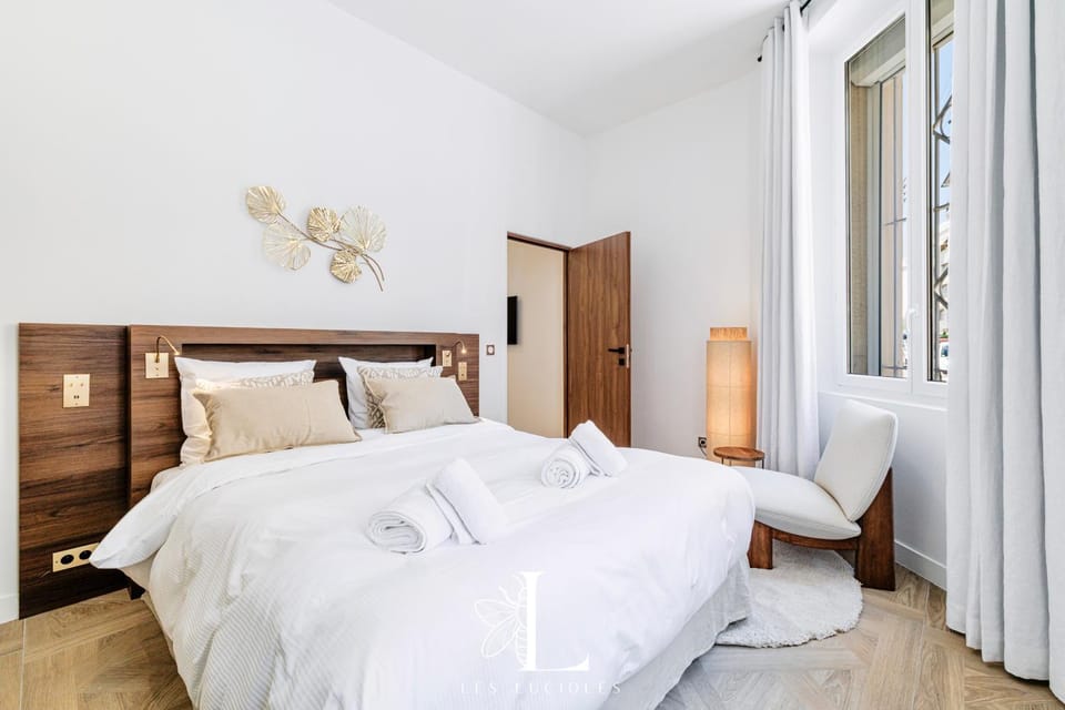 Bed, Bedroom, towels