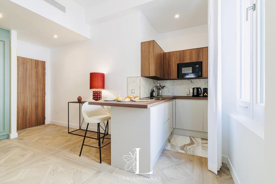 Coffee/tea facilities, Kitchen or kitchenette, Dining area, stove