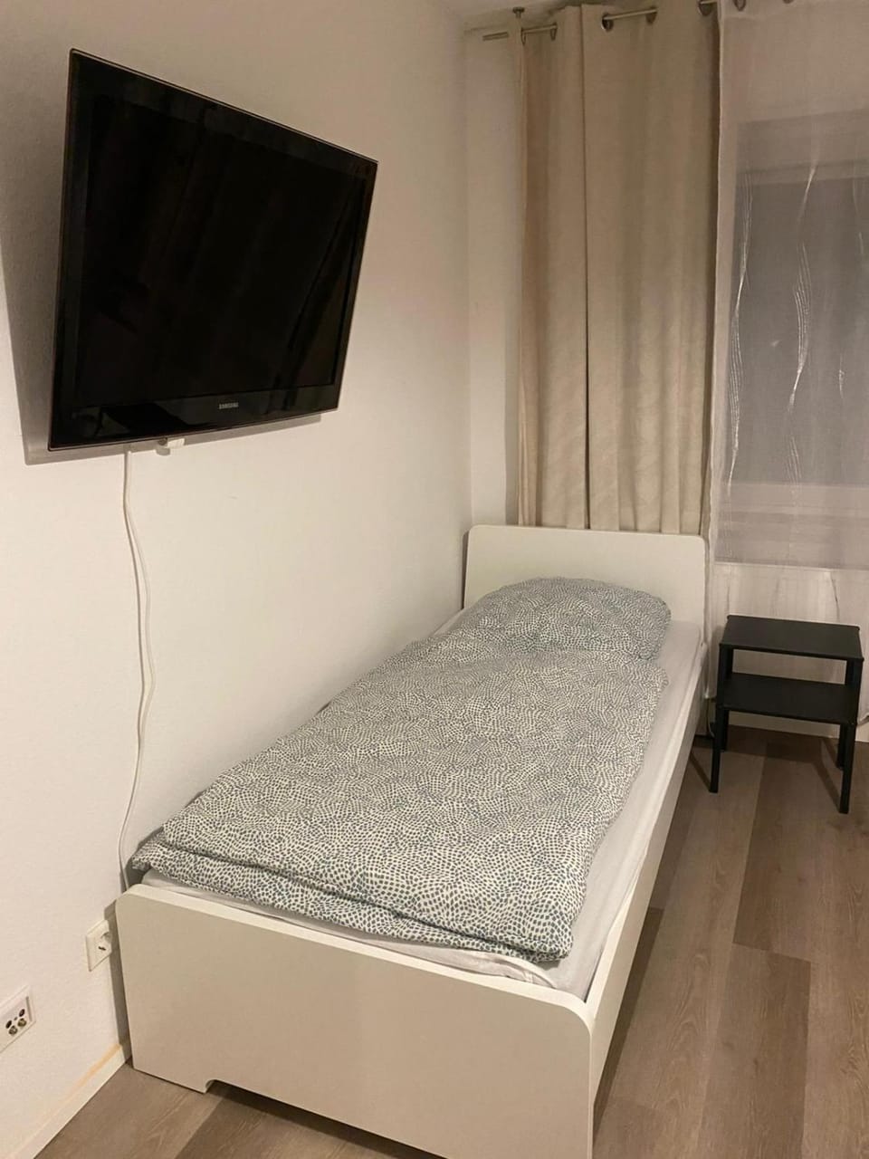 Bed, TV and multimedia, Photo of the whole room, Bedroom