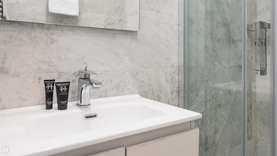 Strategic studio apartment -fully equipped, 5 minutes from Central Station, M2, M3, Airport Shuttle Apartment in Milan
