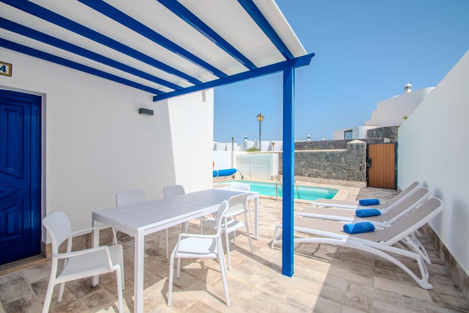 Shower, Off site, Balcony/Terrace, Dining area, Swimming pool, internet, sunbed, towels
