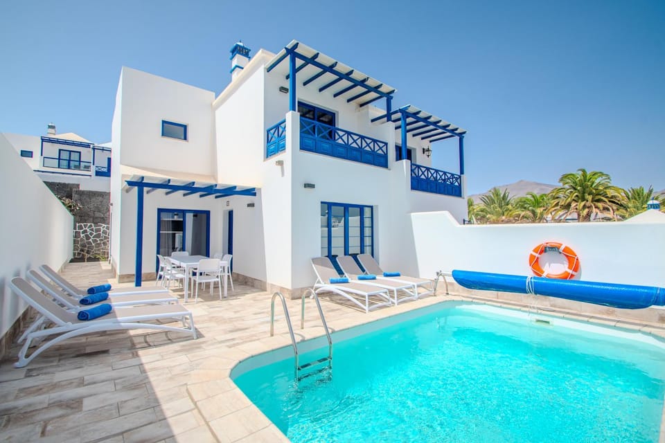 Dining area, Beach, Landmark view, Pool view, Swimming pool, heating, sunbed, towels, air conditioner