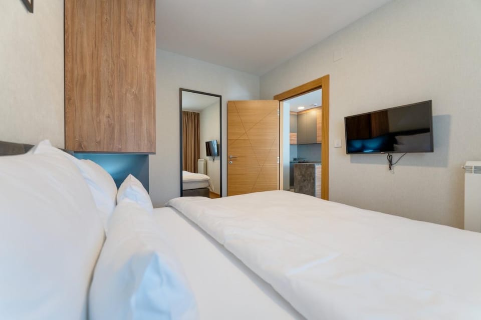 Bed, TV and multimedia, Photo of the whole room, Bedroom, wardrobe