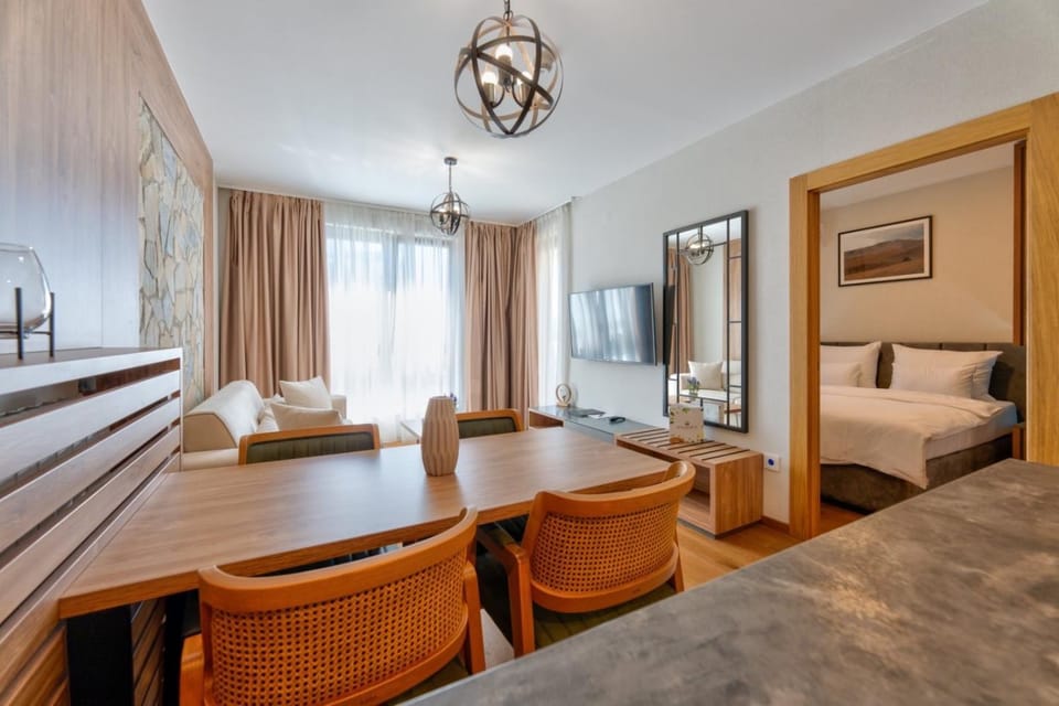 TV and multimedia, Living room, Photo of the whole room, Seating area, Dining area