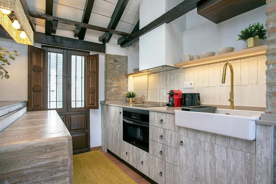 Coffee/tea facilities, Kitchen or kitchenette, dishwasher, oven, stove, toaster