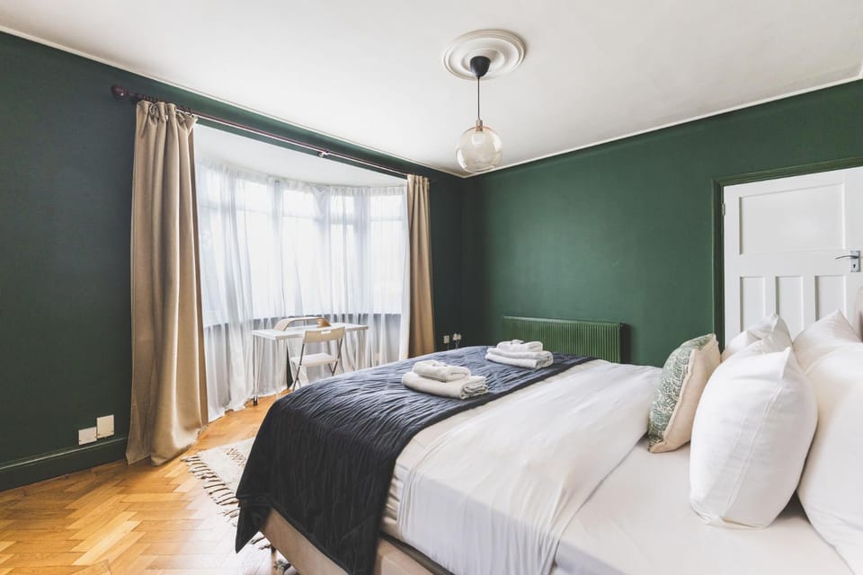 2BR Flat Private Garden Quick Hop to Wembley Apartment in London Borough of Ealing