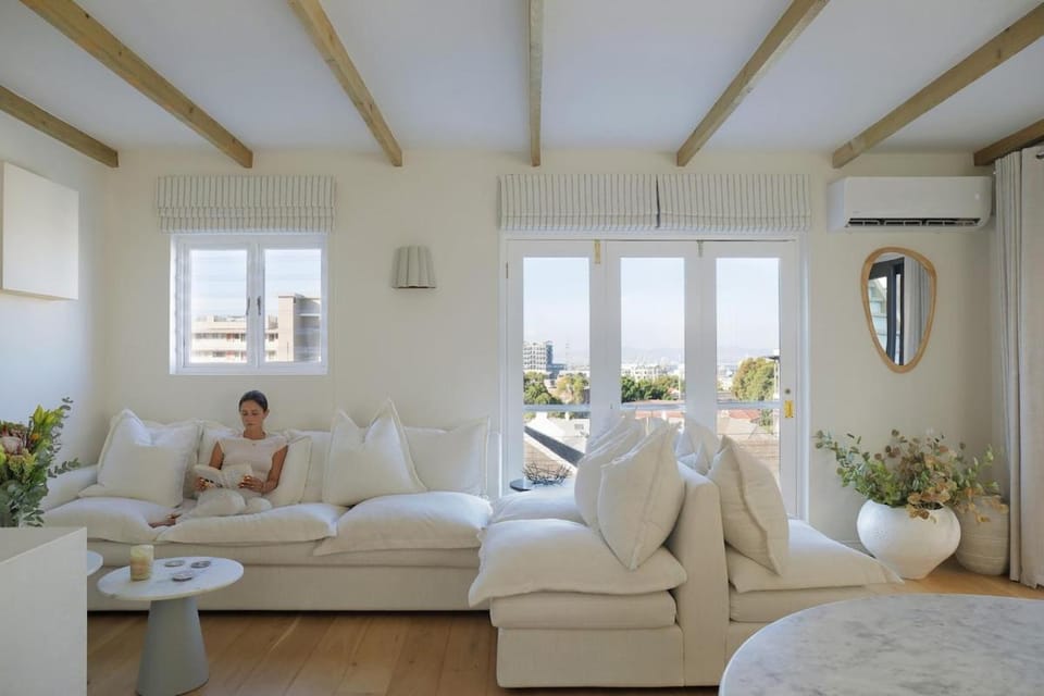 People, Living room, Photo of the whole room, Seating area, City view, Location, air conditioner