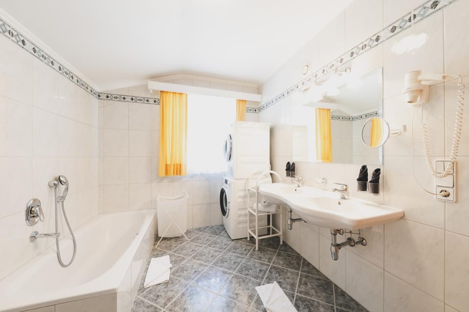 Shower, Bathroom, Bath, towels, washing machine