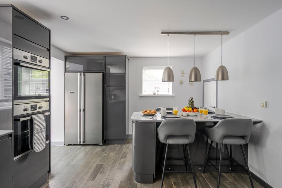 Kitchen or kitchenette, Seating area, Dining area, oven