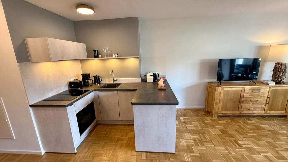 Coffee/tea facilities, Kitchen or kitchenette, oven, stove