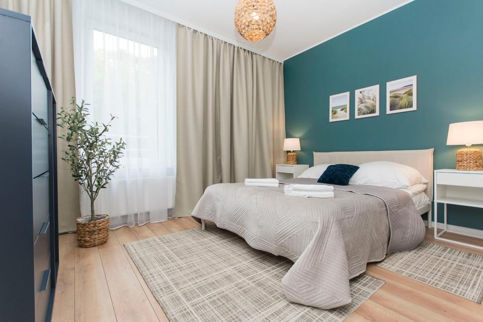 Bed, Bedroom, towels, wardrobe