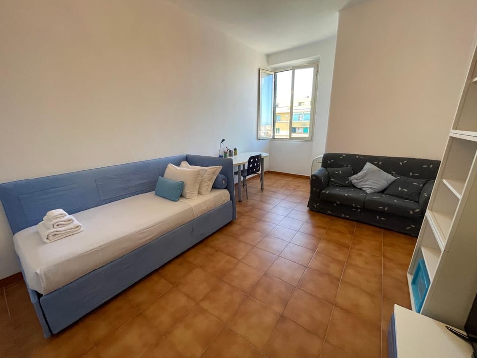 Communal lounge/ TV room, Bed, Living room, Photo of the whole room, Seating area, Bedroom, towels