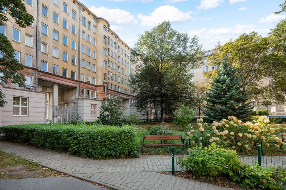 Property building, Neighbourhood, Location